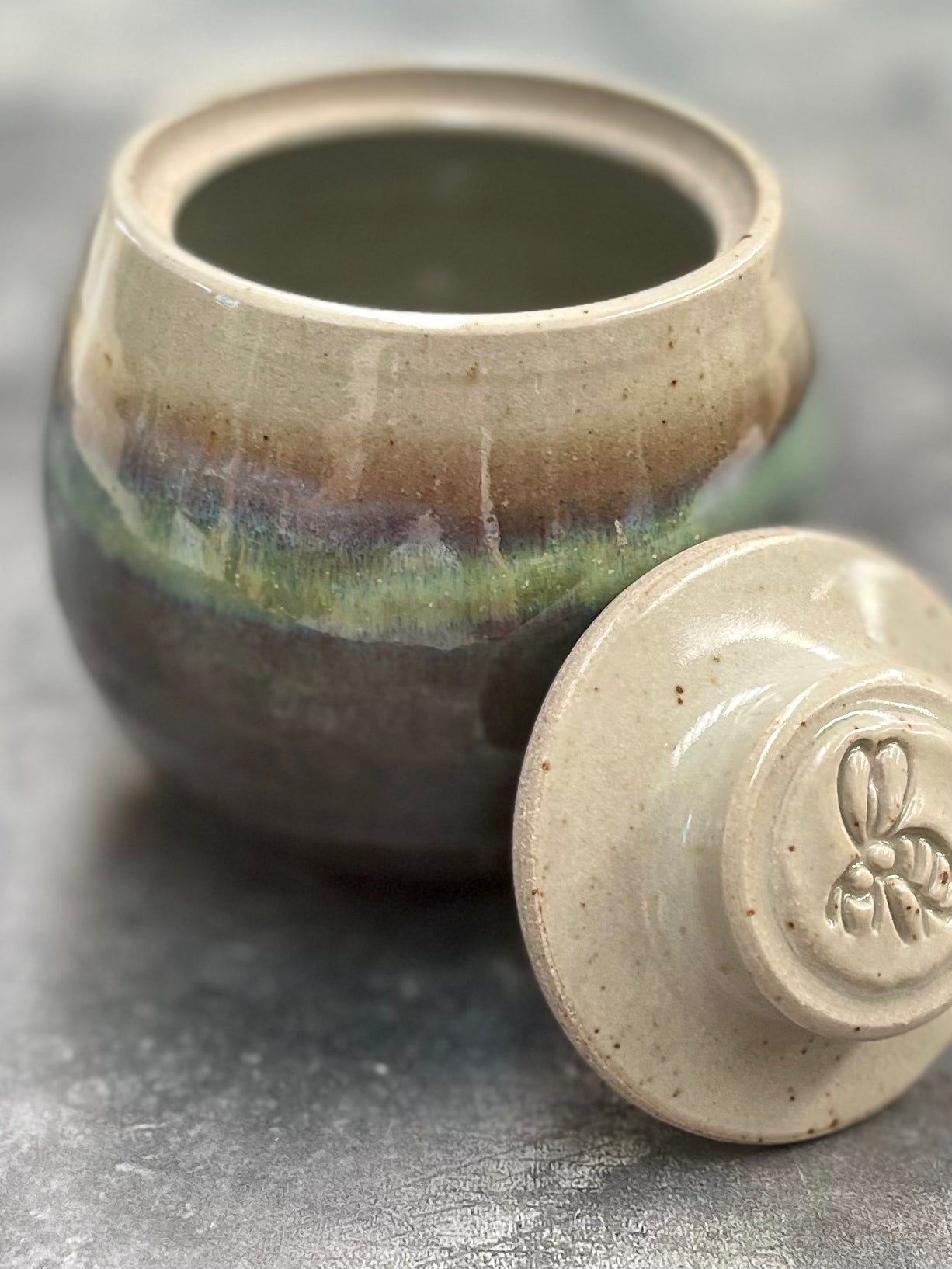 Honey Bee Pot (Aurora Borealis Collection)